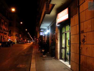 Aprono attorno alle 20 e chiudono alle 4 del mattino, attirando cos� un pubblico eterogeneo che va dalle famiglie ai frequentatori delle discoteche